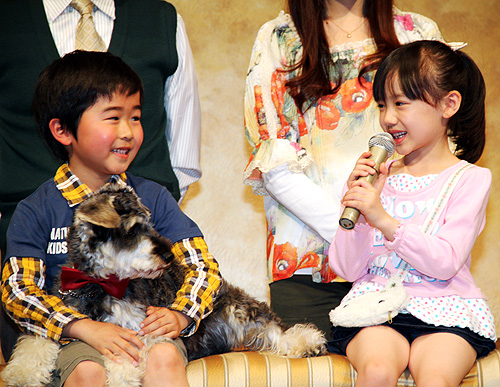 フジテレビ系連続ドラマ「マルモのおきて」制作発表に犬のムックとともに登場した芦田愛菜（手前）と鈴木福