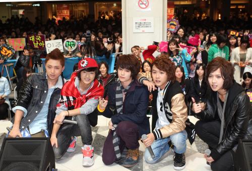 ファンを背に笑顔の大国男児（左から）ヒョンミン、ジェイ、カラム、インジュン、ミカ