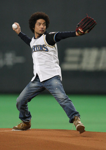 高校時代は野球部だった久保田利伸。２０１０年には日本ハム戦で始球式に登場