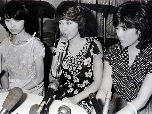 １９７７年７月１８日、突然の引退を発表したキャンディーズ（右が田中好子さん）