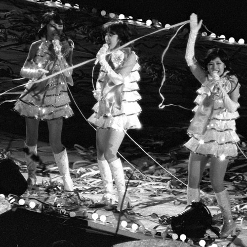 ７８年４月４日、キャンディーズお別れ公演で、「私たちは幸せでした。どうもありがとう」と手を振り、笑顔で、ファンにサヨナラをするキャンディーズ。（左から）藤村美樹さん、伊藤蘭、田中好子さん