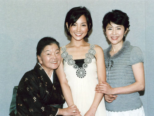２００６年、ＮＨＫ土曜ドラマ「ちゅらさん４」について語る（左から）平良とみ、国仲涼子、田中好子さん