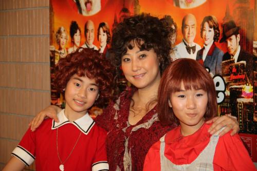 公開リハーサルをした「アニー」に出演する（左から）近貞冬奈、友近、高地杏美