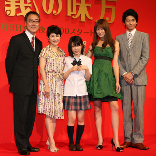 ０８年の日本テレビドラマ「正義の味方」の制作発表で、自分の役に成りきって撮影に応じる出演者ら。（左から）佐野史郎、田中好子さん、志田未来、山田優、向井理