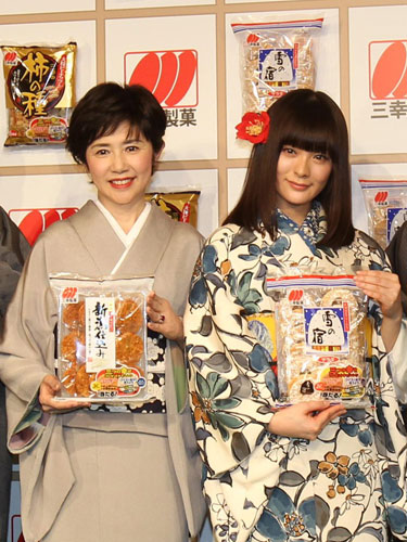 ２０１０年、三幸製菓の新ＣＭ発表会に和装で出席し、壇上に並ぶ田中好子さん（左）と、貫地谷しほり