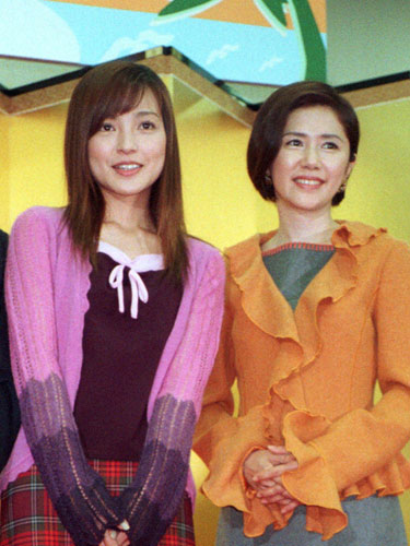 ２０００年、ちゅらさんの制作発表に臨んだ国仲涼子（左）と田中好子さん