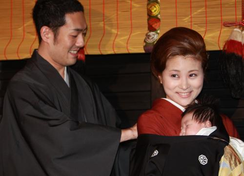 【画像・写真】勘三郎　初孫に“キスの嵐”前田愛は「やめて」