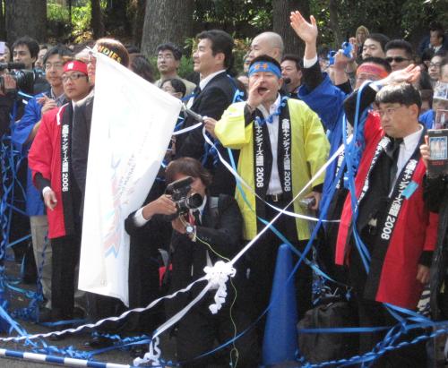 【画像・写真】法被姿の全キャン連　崩れ落ち、肩を抱き合って…