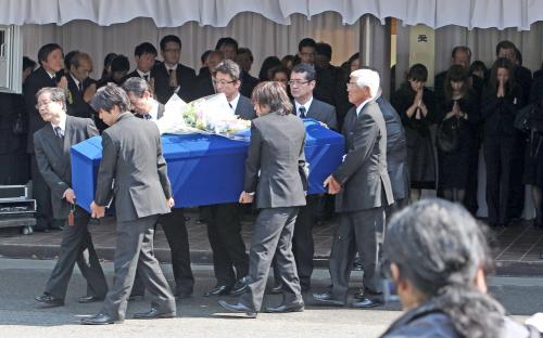 （後方右から）国仲涼子、戸田恵子、岩崎宏美が合掌する中、棺が運び出される