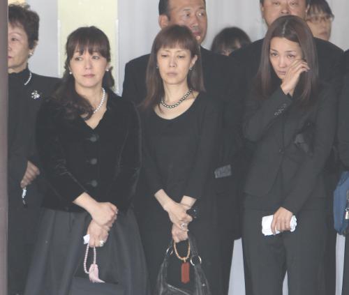 弔問に訪れた（左から）岩崎宏美、戸田恵子、国仲涼子