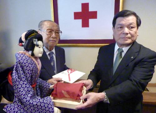 日本赤十字社大阪府支部を訪れ、泉一男事務局長（右）に義援金を手渡す竹本住大夫