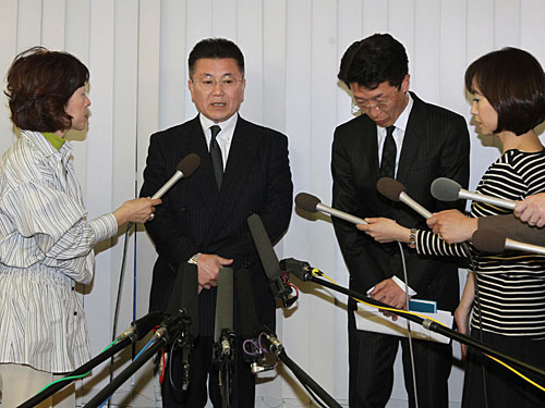 会見するオスカープロモーションの鈴木専務取締役（中央左）と岩澤専務取締役