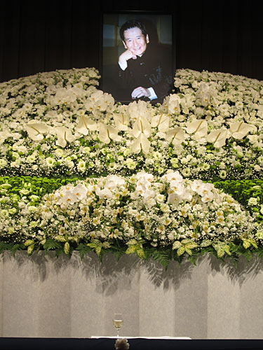 三木たかし氏の写真が飾られた献花台