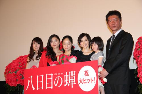 舞台あいさつに登場した（左から）森口瑤子、小池栄子、井上真央、永作博美、渡辺このみ、成島出監督