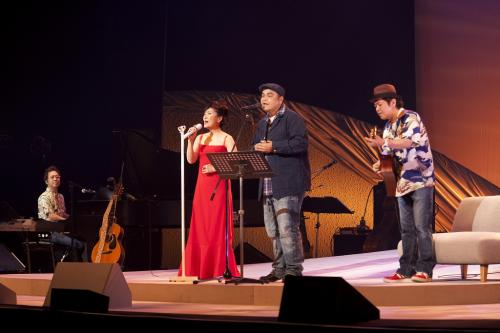 ４５周年記念コンサートを行った森山良子と「ＢＥＧＩＮ」のメンバー