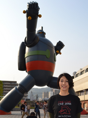 阪神大震災復興のシンボル「鉄人２８号」の前で、東日本大震災支援のコンサートを開いた庄野真代