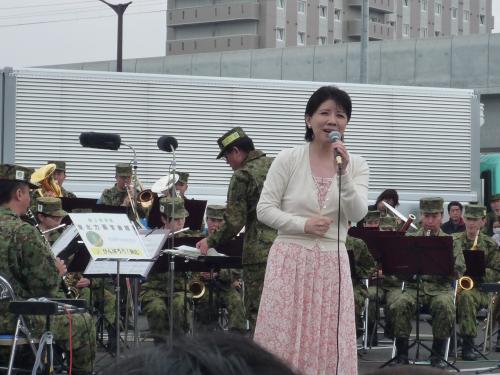 陸上自衛隊東北方面音楽隊の演奏に合わせて歌う森昌子