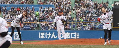 【画像・写真】「ピンク・レディー」サウスポーさながら始球式