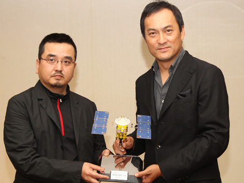 映画「はやぶさ」の瀧本智行監督（左）と主演の渡辺謙は、はやぶさの模型を手にする