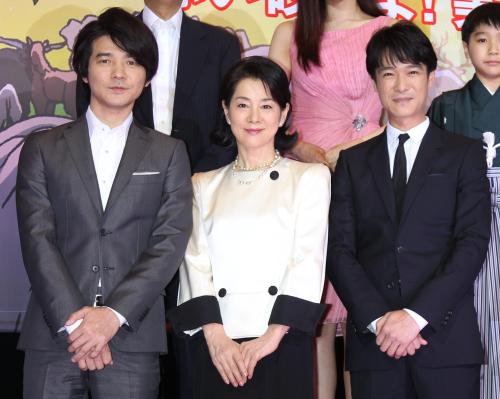 映画「ブッダ」完成披露舞台あいさつ。共演の吉岡秀隆（左）、堺雅人（右）とポーズをとる吉永小百合