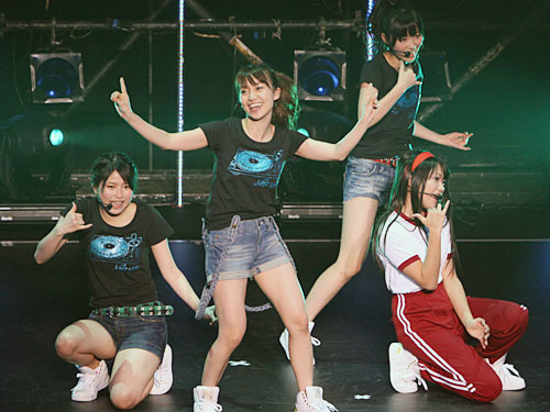 Ｎｏｔ　ｙｅｔの１ｓｔシングル「週末　Ｎｏｔ　ｙｅｔ」発売記念プレミアムイベントで踊る（左から）横山由依、大島優子、指原莉乃、じゃんけんで負けて「体操着」姿の北原里英