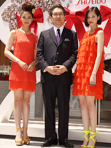 「ＳＨＩＳＥＩＤＯ　ＴＨＥ　ＧＩＮＺＡ」オープニングイベントのフォトセッションにおさまる（左から）武井咲、末川久幸・資生堂社長、水原希子