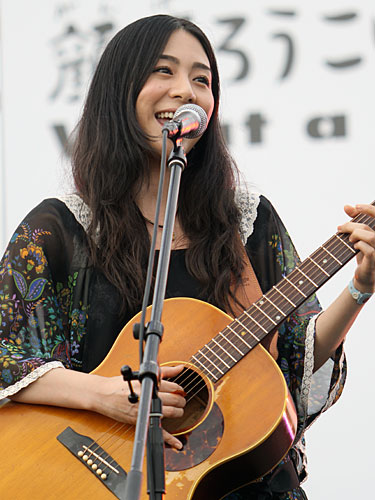 【画像・写真】慈善公演で植村花菜、熱唱！武田鉄矢は「３年Ｂ組！」