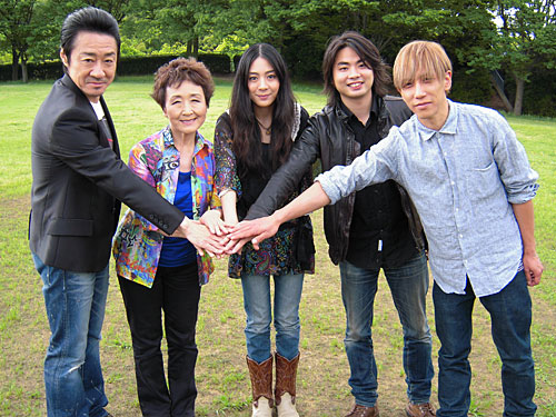 震災チャリティー公演前にポーズをとる（左から）大友康平、加藤登紀子、植村花菜、ＤＥＰＡＰＥＰＥの２人