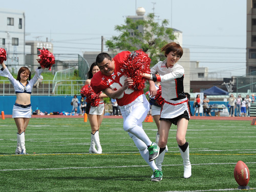 【画像・写真】宇都宮まき＆川畑泰史が爆笑アメフト始球式