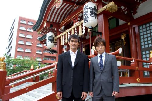 映画化される「新参者」で、東京・人形町の水天宮で撮影を行った阿部寛と溝端淳平