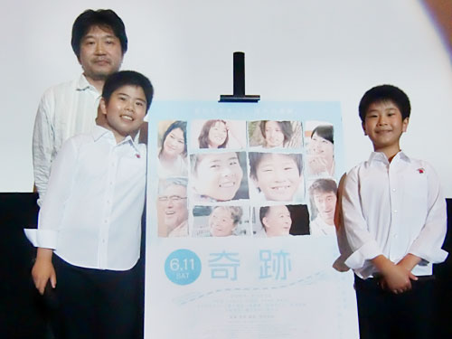 舞台あいさつで笑顔を見せる（左から）是枝監督、前田航基、前田旺志郎
