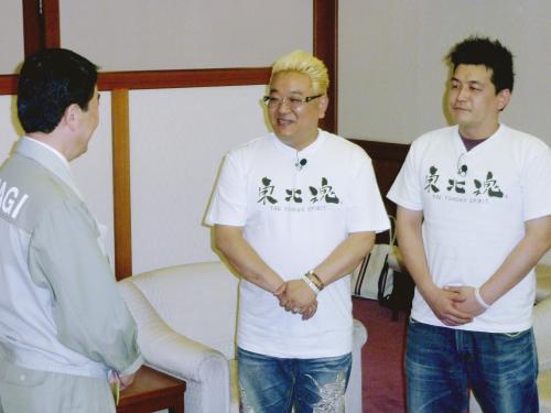 宮城県の村井嘉浩知事（左）に義援金の小切手を手渡したお笑いコンビ「サンドウィッチマン」