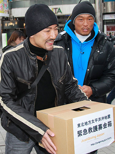 東日本大震災の発生後には、格闘家の秋山成勲（右）と募金活動を行っていた山本太郎