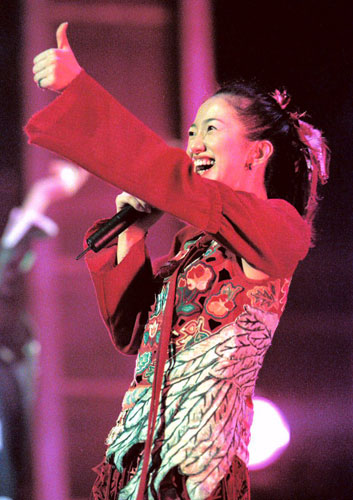 「Ｅｙｅｓ　ｔｏ　ｍｅ」で初の１位になったドリームズ・カム・トゥルーの吉田美和（写真は９８年のライブ）