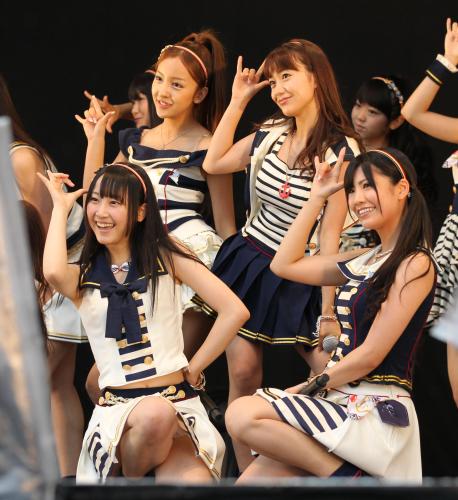ａｋｂ４８握手会イベントで歌う 左から 松井玲奈 倉持明日香 スポニチ Sponichi Annex 芸能