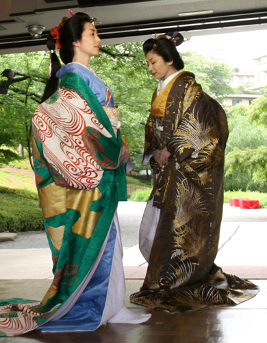 舞台「大奥　第一章」製作発表で対面シーンを再現した木村多江（左）と松下由樹