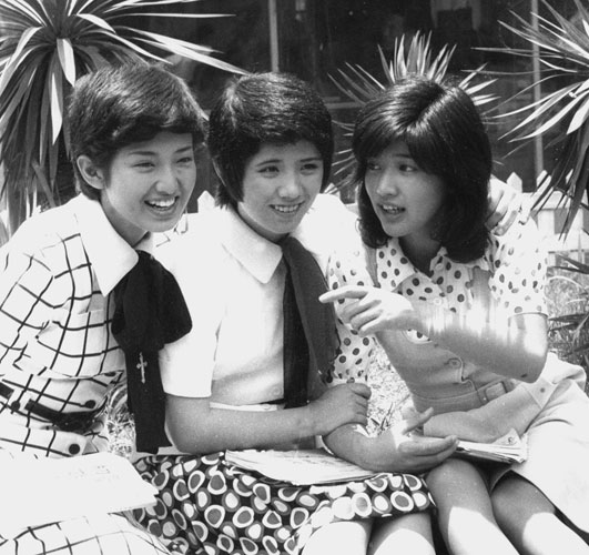 １９７５年５月１３日、映画「初恋時代」で野外記者会見をする（左から）山口百恵、森昌子、桜田淳子の３人