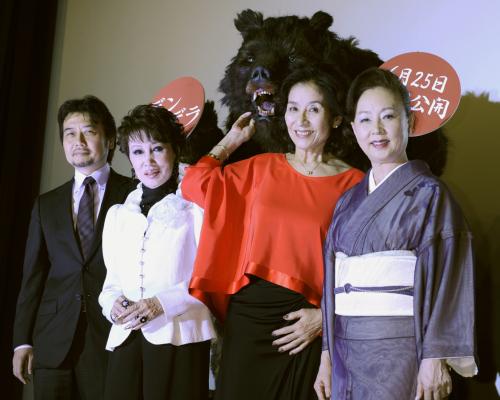 映画「デンデラ」の試写会に登場した（左から）天願大介監督、浅丘ルリ子、倍賞美津子、山本陽子