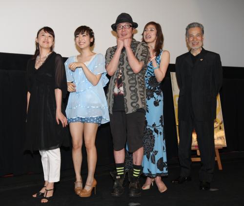 「薔薇とサムライ」の舞台挨拶を行う（左から）森奈みはる、神田沙也加、古田新太、天海祐希、藤木孝