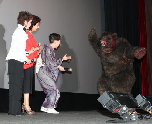 映画「デンデラ」完成試写会。突然登場したクマにビックリする山本陽子（右）（左から浅丘ルリ子、倍賞美津子）