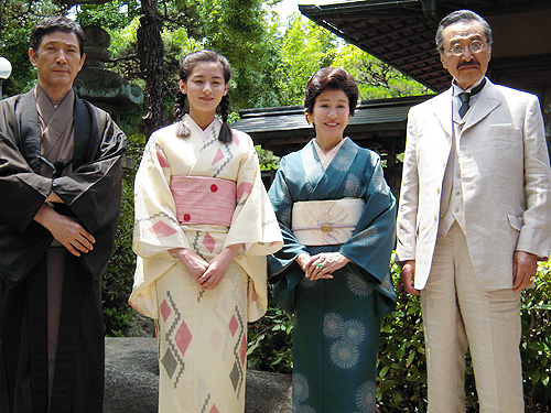岸和田市内でのロケに参加した（左から）小林薫、尾野真千子、十朱幸代、宝田明