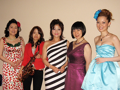震災支援のライブを行った、（左から）阿川泰子、寺久保エレナ、平賀マリカ、守屋純子、ｍｅｇ