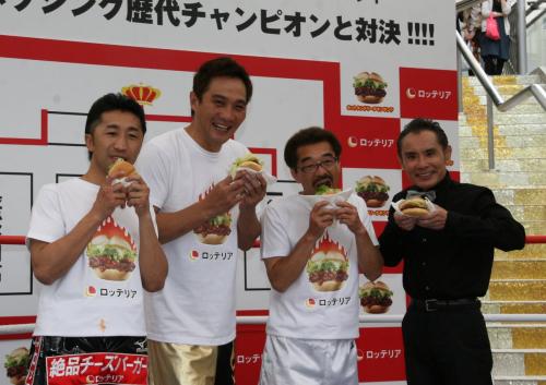 イベントに登場した（左から）内藤大助、竹原慎二、具志堅用高、片岡鶴太郎