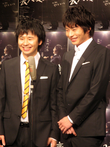 舞台「芸人交換日記」の製作発表に出席した若林正恭（左）と田中圭