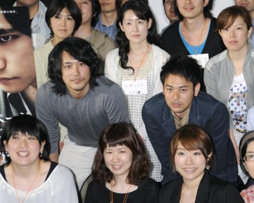 映画「マイ・バック・ページ」のＰＲイベントで、観客らと写真に納まる松山ケンイチ（２列目左）と妻夫木聡（同右）