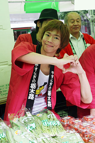 「食べて応援しよう！東日本野菜フェア」に登場し、野菜の即売でラブ注入！する楽しんご