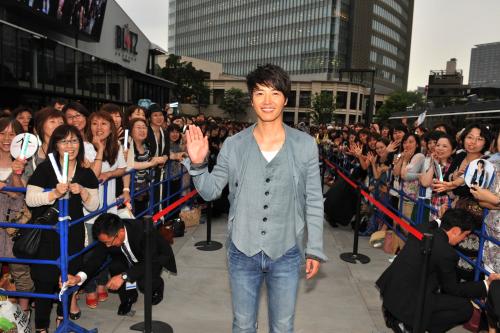 【画像・写真】生サンヒョンに大歓声！抽選で１００人にハグも