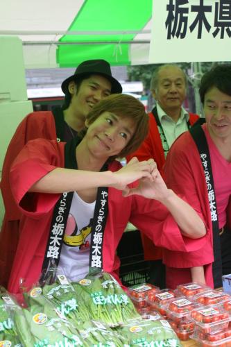 「食べて応援しよう！東日本野菜フェア」で“ラブ注入！”しながら即売会に参加した楽しんご