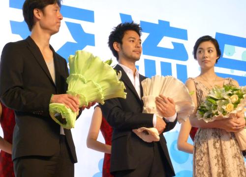 12日、中国・上海市内で行われた「２０１１上海・日本映画週間」の開幕式に出席した（左から）李相日監督、妻夫木聡、吹石一恵さ