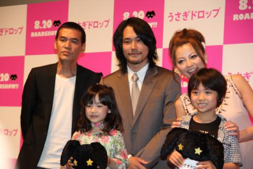映画「うさぎドロップ」特別試写会に登場した（前列左から）芦田愛菜、佐藤瑠生亮、（後列左から）ＳＡＢＵ監督、松山ケンイチ、香里奈